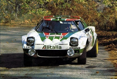 Sandro Munari - Piero Sodano
21º Tour de Corse 1977. Lancia Stratos HF (TO M54374). Abandonó por accidente en SS4 Muratello - Orone 21.60 km.

Del 5 al 6 de Noviembre, Ajaccio, Córcega; Francia.
Superficie: asfalto.

El Rally tenia un total de 1350 km de los que 645.80 km divididos en 13 tramos eran especiales.

1ª ETAPA
SS1 Tavera - Bastelica 17.10 km
SS2 Coti - Chiavari 14.80 km
SS3 Acqua d'Oria - Stiliccione 16.50 km
SS4 Muratello - Orone 21.60 km
SS5 Quenza - Prunelli 131.30 km
SS6 Kamiesh - Zonza 38.50 km
SS7 Olivese - Bains de Guitera 10.10 km
Total etapal 249.90 km

2ª ETAPA
SS8 Palneca - Ghisoni 34.70 km
SS9 St Antoine - Pont St Laurent 97.60 km
SS10 Ponte Nuovo - Teddia 97.40 km
SS11 Talasani - La Porta 24.90 km
SS12 Casta - Pietra Moneta 17.00 km
SS13 Calvi - Vico 124.30 km

Total etapal 395.90 km
Total evento 645.80 km

Se inscribieron 134 equipos, tomaron la salida 120, finalizaron 32.
@
Palabras clave: Sandro_Munari;Piero_Sodano;Lancia;Stratos;Corcega;1977;Corse