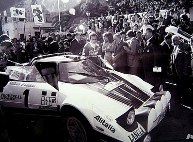 Sandro Munari - Piero Sodano
21º Tour de Corse 1977. Lancia Stratos HF (TO M54374). Abandonó por accidente en SS4 Muratello - Orone 21.60 km.

Del 5 al 6 de Noviembre, Ajaccio, Córcega; Francia.
Superficie: asfalto.

El Rally tenia un total de 1350 km de los que 645.80 km divididos en 13 tramos eran especiales.

1ª ETAPA
SS1 Tavera - Bastelica 17.10 km
SS2 Coti - Chiavari 14.80 km
SS3 Acqua d'Oria - Stiliccione 16.50 km
SS4 Muratello - Orone 21.60 km
SS5 Quenza - Prunelli 131.30 km
SS6 Kamiesh - Zonza 38.50 km
SS7 Olivese - Bains de Guitera 10.10 km
Total etapal 249.90 km

2ª ETAPA
SS8 Palneca - Ghisoni 34.70 km
SS9 St Antoine - Pont St Laurent 97.60 km
SS10 Ponte Nuovo - Teddia 97.40 km
SS11 Talasani - La Porta 24.90 km
SS12 Casta - Pietra Moneta 17.00 km
SS13 Calvi - Vico 124.30 km

Total etapal 395.90 km
Total evento 645.80 km

Se inscribieron 134 equipos, tomaron la salida 120, finalizaron 32.
@
Palabras clave: Sandro_Munari;Piero_Sodano;Lancia;Stratos;Corcega;1977;Corse