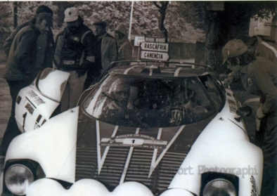 Sandro Munari - Piero Sodano
25º RACE Rallye de España 1977. Lancia Stratos HF (TO N98792). Abandonó por motor en el tramo "La Horizontal".

Del 21 al 23 de Octubre (Coef.4) Puntuable para el Campeonato de Europa de Rallyes para conductores, Jarama, Madrid, España.
Superficie: asfalto - tierra.

El Rally tenia un total de 1343.20 Km de los que 407.70 Km divididos en 27 tramos eran especiales (3 de ellos fueron cancelados SS7 Puerto de Cotos, SS18 El Pontón y SS22 La Quesera).

Se inscribieron 66 equipos, tomaron la salida 45, finalizaron 17.

"Comentario de Lorenzo Jesus Calleja Martin en el grupo de Facebbok Recuerdos Motorsport Zona Centro 70s a 2010:

El Stratos de Munari - Sodano en un punto imprescindible de los rallyes en Madrid, 'Miraflores de la Sierra', punto de partida y llegada de dos tramos míticos, Canencia y Morcuera.

Dos puertos que se hacían en ambos sentidos y que eran siempre temidos por su selectivo y exigente trazado."

© Carlos Garcia De la Vega
@
Palabras clave: Sandro_Munari;Lancia;Stratos;RACE;España;1977;Spain