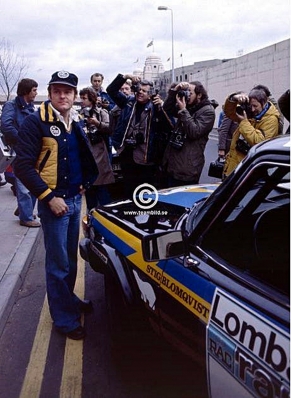 Stig Blomqvist - Hans Sylvan
26º Lombard RAC Rally 1977. Saab 99 EMS (JNF 756).Abandonó por la transmisión del coche en SS35 Clocaenog 1 de 4.83 Km.

Del 20 al 24 de Noviembre, London, York, Inglaterra.
Superficie: tierra - asfalto.

El Rally tenia un total de 3069 km de los que 674.45 km divididos en 69 tramos eran especiales, (2 de ellas fueron canceladas SS54 Cardrona de 9,66 Km y SS56 Elibank de 6,44 Km).

Tomaron la salida 182 equipos, finalizaron 67.@
Palabras clave: Stig_Blomqvist;Saab;EMS;RAC_Rally;Gran_Bretaña;1977;Personajes;Inglaterra