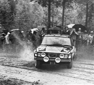 Stig Blomqvist - Hans Sylvan
27º Jyväskylän Suurajot - Rally of the 1000 Lakes 1977. Saab 99 EMS. Abandonó por el distribuidor del coche en SS12 Ristijarvi de 16.20 Km

Del 26 al 27 de Agosto, Jyväskylä, Finlandia.
Superficie: tierra.

El Rally tenia un total de 1484 km de los que 452.90 km divididos en 46 tramos eran especiales, (uno de ellos fue cancelado SS14 Vaarinmaja).

Se inscribieron 102 equipos, tomaron la salida 99, finalizaron 44.@
Palabras clave: Stig_Blomqvist;Hans_Sylvan;Finlandia;Saab;1977