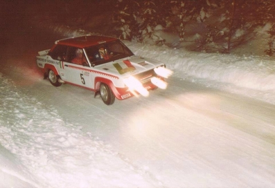 Timo Mäkinen - Henry Liddon
27º Internacional Suecia Rally 1977. Fiat 131 Abarth (TO-N92968). Abandonó por el distribuidor.

Del 11 al 13 de Febrero, Karlstad.
Superficie: nieve - hielo

El Rally tenia un total de 1522.00 km de los que 736.20 km eran de tramos especiales.

Tomaron la salida 175 equipos, finalizaron 37.@
Palabras clave: Timo_Makinen;Fiat;Abarth;Suecia;nieve;1977