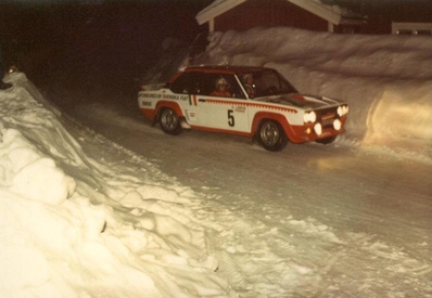 Timo Mäkinen - Henry Liddon
27º Internacional Suecia Rally 1977. Fiat 131 Abarth (TO-N92968). Abandonó por el distribuidor.

Del 11 al 13 de Febrero, Karlstad.
Superficie: nieve - hielo

El Rally tenia un total de 1522.00 km de los que 736.20 km eran de tramos especiales.

Tomaron la salida 175 equipos, finalizaron 37.@
Palabras clave: Timo_Makinen;Fiat;Abarth;Suecia;nieve;1977