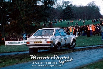 Ari Vatanen - Peter Bryant
26º Lombard RAC Rally 1977. Ford Escort RS1800 MKII (STW 202R).
Abandonaron porque Vatanen se encontró indispuesto por enfermedad en SS29 Crychan de 12,87 Km.

Del 20 al 24 de Noviembre, London, York, Inglaterra.
Superficie: tierra - asfalto.

El Rally tenia un total de 3069 km de los que 674.45 km divididos en 69 tramos eran especiales, (2 de ellas fueron canceladas SS54 Cardrona de 9,66 Km y SS56 Elibank de 6,44 Km).

Tomaron la salida 182 equipos, finalizaron 67.@
Palabras clave: ;Ford;Escort;MKII;MKII;Lombard_RAC_Rally;Gran_Bretaña;1977;Inglaterra