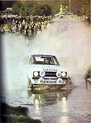 Ari Vatanen - Peter Bryant
26º Lombard RAC Rally 1977. Ford Escort RS1800 MKII (STW 202R).
Abandonaron porque Vatanen se encontró indispuesto por enfermedad en SS29 Crychan de 12,87 Km.

Del 20 al 24 de Noviembre, London, York, Inglaterra.
Superficie: tierra - asfalto.

El Rally tenia un total de 3069 km de los que 674.45 km divididos en 69 tramos eran especiales, (2 de ellas fueron canceladas SS54 Cardrona de 9,66 Km y SS56 Elibank de 6,44 Km).

Tomaron la salida 182 equipos, finalizaron 67.@
Palabras clave: ;Ford;Escort;MKII;MKII;Lombard_RAC_Rally;Gran_Bretaña;1977;Inglaterra