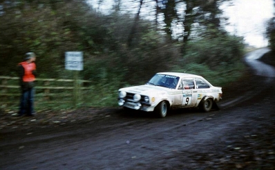 Ari Vatanen - Peter Bryant
26º Lombard RAC Rally 1977. Ford Escort RS1800 MKII (STW 202R).
Abandonaron porque Vatanen se encontró indispuesto por enfermedad en SS29 Crychan de 12,87 Km.

Del 20 al 24 de Noviembre, London, York, Inglaterra.
Superficie: tierra - asfalto.

El Rally tenia un total de 3069 km de los que 674.45 km divididos en 69 tramos eran especiales, (2 de ellas fueron canceladas SS54 Cardrona de 9,66 Km y SS56 Elibank de 6,44 Km).

Tomaron la salida 182 equipos, finalizaron 67.@
Palabras clave: ;Ford;Escort;MKII;MKII;Lombard_RAC_Rally;Gran_Bretaña;1977;Inglaterra