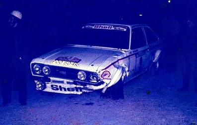 Ari Vatanen - Peter Bryant
11º Rallye de Portugal Vinho do Porto 1977. Ford Escort RS 1800 MKII (POO 504R). Abandonó por accidente.

Del 1 al 6 de Marzo, Estoril.
Superficie: asfalto - tierra.

El Rally tenia un total de 2458 km de los que 580 km divididos en 46 tramos, eran especiales, (2 de ellas fueron canceladas SS18 Sao Lourenco da Montaria de 27 Km y SS 24 Carvalhas de 6 Km).

Tomaron la salida 103 equipos, finalizaron 27.@
Palabras clave: ;Ford;Escort;MKII;Portugal;1977;Crash