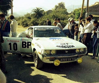 Jean-Luc Therier - Michel Vial
21º Tour de Corse 1977. Toyota Celica 2000 GT (8008 UN 38). Abandonó por algún tipo de problema con los neumáticos.

Del 5 al 6 de Noviembre, Ajaccio, Córcega; Francia.
Superficie: asfalto.

El Rally tenia un total de 1350 km de los que 645.80 km divididos en 13 tramos eran especiales.

1ª ETAPA
SS1 Tavera - Bastelica 17.10 km
SS2 Coti - Chiavari 14.80 km
SS3 Acqua d'Oria - Stiliccione 16.50 km
SS4 Muratello - Orone 21.60 km
SS5 Quenza - Prunelli 131.30 km
SS6 Kamiesh - Zonza 38.50 km
SS7 Olivese - Bains de Guitera 10.10 km
Total etapal 249.90 km

2ª ETAPA
SS8 Palneca - Ghisoni 34.70 km
SS9 St Antoine - Pont St Laurent 97.60 km
SS10 Ponte Nuovo - Teddia 97.40 km
SS11 Talasani - La Porta 24.90 km
SS12 Casta - Pietra Moneta 17.00 km
SS13 Calvi - Vico 124.30 km

Total etapal 395.90 km
Total evento 645.80 km

Se inscribieron 134 equipos, tomaron la salida 120, finalizaron 32.
@
Palabras clave: ;Toyota;Celica;Corse;Corcega;1977