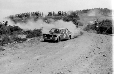 Maurizio Verini - Domenico (Ninni) Russo
24º Acropolis Rally 1977. Fiat 131 Abarth (TO P35974). Abandonó por el semieje en SS4 Xironomi de 4.74 km.

Del 28 de Mayo al 3 de Junio, Atenas, Grecia.
Superficie: tierra.

El Rally tenia un total de 2760 km de los que 763.08 km divididos en 52 tramos eran especiales (tres de ellos fueron cancelados SS1 Dhekelia 1 de 13,40 km, SS16 Elati de 27.07 km y SS33 Dhekelia 2 de 13.40 km).

Tomaron la salida 165 equipos, finalizaron 29.@
Palabras clave: ;Fiat;Abarth;Acropolis;Grecia;1977