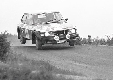 Tapio Rainio - Erkki Nyman
27º Jyväskylän Suurajot - Rally of the 1000 Lakes 1977. Saab 99 EMS (AJX-702). Abandonó por el diferencial del coche en el SS23 Mynnila de 13 km.

Del 26 al 27 de Agosto, Jyväskylä, Finlandia.
Superficie: tierra.

El Rally tenia un total de 1484 km de los que 452.90 km divididos en 46 tramos eran especiales, (uno de ellos fue cancelado SS14 Vaarinmaja).

Se inscribieron 102 equipos, tomaron la salida 99, finalizaron 44.@
Palabras clave: Tapio_Rainio;Erkki_Nyman;Saab;Finlandia;1977