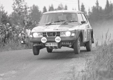 Tapio Rainio - Erkki Nyman
27º Jyväskylän Suurajot - Rally of the 1000 Lakes 1977. Saab 99 EMS (AJX-702). Abandonó por el diferencial del coche en el SS23 Mynnila de 13 km.

Del 26 al 27 de Agosto, Jyväskylä, Finlandia.
Superficie: tierra.

El Rally tenia un total de 1484 km de los que 452.90 km divididos en 46 tramos eran especiales, (uno de ellos fue cancelado SS14 Vaarinmaja).

Se inscribieron 102 equipos, tomaron la salida 99, finalizaron 44.@
Palabras clave: Tapio_Rainio;Erkki_Nyman;Saab;Finlandia;1977