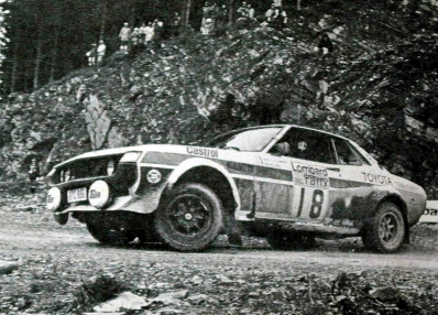 Jean-Luc Therier - Michel Vial
26º Lombard RAC Rally 1977. Toyota Celica RA21 (BYC-886). Abandonó por accidente en SS52 White Naze de 6,44 Km.

Del 20 al 24 de Noviembre, London, York, Inglaterra.
Superficie: tierra - asfalto.

El Rally tenia un total de 3069 km de los que 674.45 km divididos en 69 tramos eran especiales, (2 de ellas fueron canceladas SS54 Cardrona de 9,66 Km y SS56 Elibank de 6,44 Km).

Tomaron la salida 182 equipos, finalizaron 67.@
Palabras clave: ;Toyota;Celica;Gran_Bretaña;1977;RAC_Rally;Inglaterra