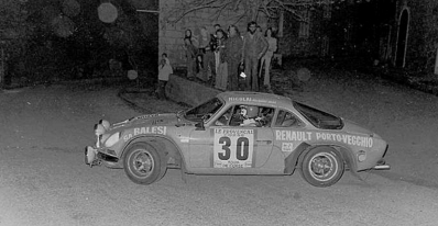 Claude Balesi - Jean-Paul Cirindini
21º Tour de Corse 1977. Alpine-Renault A110 1800 (434 T 2A). Abandonó, desconocemos el motivo.

Del 5 al 6 de Noviembre, Ajaccio, Córcega; Francia.
Superficie: asfalto.

El Rally tenia un total de 1350 km de los que 645.80 km divididos en 13 tramos eran especiales.

1ª ETAPA
SS1 Tavera - Bastelica 17.10 km
SS2 Coti - Chiavari 14.80 km
SS3 Acqua d'Oria - Stiliccione 16.50 km
SS4 Muratello - Orone 21.60 km
SS5 Quenza - Prunelli 131.30 km
SS6 Kamiesh - Zonza 38.50 km
SS7 Olivese - Bains de Guitera 10.10 km
Total etapal 249.90 km

2ª ETAPA
SS8 Palneca - Ghisoni 34.70 km
SS9 St Antoine - Pont St Laurent 97.60 km
SS10 Ponte Nuovo - Teddia 97.40 km
SS11 Talasani - La Porta 24.90 km
SS12 Casta - Pietra Moneta 17.00 km
SS13 Calvi - Vico 124.30 km

Total etapal 395.90 km
Total evento 645.80 km

Se inscribieron 134 equipos, tomaron la salida 120, finalizaron 32.
@
Palabras clave: Renault;Alpine;A110;Corse;Corcega;1977