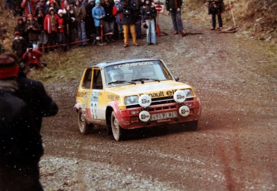 Jean Ragnotti - Jean-Marc Andrié
26º Lombard RAC Rally 1977. Renault 5 Alpine (2529 JR 76). Abandonó por el eje de transmisión en SS34 Dyfnant de 9.66 Km.

Del 20 al 24 de Noviembre, London, York, Inglaterra.
Superficie: tierra - asfalto.

El Rally tenia un total de 3069 km de los que 674.45 km divididos en 69 tramos eran especiales, (2 de ellas fueron canceladas SS54 Cardrona de 9,66 Km y SS56 Elibank de 6,44 Km).

Tomaron la salida 182 equipos, finalizaron 67.@
Palabras clave: ;Alpine;Renault;Gran_Bretaña;1977;RAC_Rally