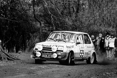 Jean-Pierre Nicolas - Vincent Laverne
26º Lombard RAC Rally 1977. Renault 5 Alpine (6638 JT 76). Abandonó por el eje de transmisión en SS65 Gayle Hill de 8,05 Km.

Del 20 al 24 de Noviembre, London, York, Inglaterra.
Superficie: asfalto - tierra.

El Rally tenia un total de 3069 km de los que 674.45 km divididos en 69 tramos eran especiales, (1 de ellos fue cancelado SS54 Cardrona de 9,66 Km).

Tomaron la salida 182 equipos, finalizaron 67.@
Palabras clave: ;Alpine;Renault;Gran_Bretaña;1977;RAC_Rally;Inglaterra
