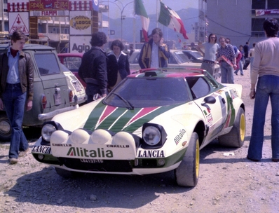 Antonio (Tony) Carello
10º Rallye dell'Isola d'Elba 1977. Lancia Stratos HF.
Antes de verificacion.

Del 21 al 23 de Abril, Portoferraio.
Superficie: asfalto - tierra.

El Rally constaba de 2 etapas y un total de 730.00 km de los que 474.80 km divididos en 38 tramos eran especiales.

Tomaron la salida 162 equipos, finalizaron 60.@
Palabras clave: Elba;Lancia;1977