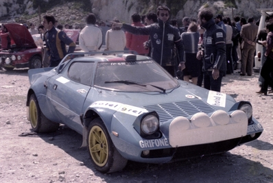 Adartico Vudafieri
10º Rallye dell'Isola d'Elba 1977. Lancia Stratos HF.
Antes de verificacion

Del 21 al 23 de Abril, Portoferraio.
Superficie: asfalto - tierra.

El Rally constaba de 2 etapas y un total de 730.00 km de los que 474.80 km divididos en 38 tramos eran especiales.

Tomaron la salida 162 equipos, finalizaron 60.@
Palabras clave: ;Elba;Lancia;1977