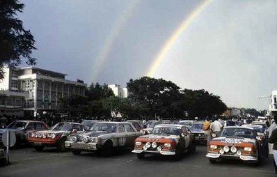 Parque Cerrado en el 26º Safari Rally 1978. 
En primera línea los Peugeot de:
Jean-Pierre Nicolas - Jean-Claude Lefèbvre clasificado 1º
y/o Simo Lampinen - Henry Liddon clasificado 5º 
y/o Timo Mäkinen - Jean Todt abandonó por la suspensión del coche.
El #2 Mercedes-Benz 280 E de Joginder Singh - David Doig, abandonó por motor
El Porsche 911 de Björn Waldegård - Hans Thorszelius clasificado 4º, o el de Vic Preston Jr - John Lyall clasificado 2º.

Del 23 al 27 de Marzo, Nairobi, Kenya, África.
Superficie: tierra.
El Rally tenia un total de 5016 Km con 75 controles horarios.
Tomaron la salida 72 equipos, finalizaron 13.@
Palabras clave: Safari;1978;Parque_Cerrado