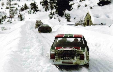 46º Rallye Automobile de Monte-Carlo 1978
Maurizio Verini - Francesco Rossetti. Fiat Abarth 131. Clasificado 8º
Jean-Claude Andruet -Michèle Espinos-Petit (Biche). Fiat Abarth 131. Clasificado 6º
Bernard Darniche - Alain Mahé. Fiat Abarth 131. Clasificado 5º
Michèle Mouton - Françoise Conconi. Lancia Stratos HF. Clasificado 7º
El Rally tenia un total de 4600 km de los que 570 km divididos en 29 tramos, eran especiales, (5 de ellas fueron canceladas SS8 Col du Fanget de 10 Km, SS10 Serre Chevalier de 10 Km, SS11 Col du Lautaret de 15 Km, SS14 Saint Pierreville de 16 Km y SS15 Burzet de 44 Km).
Foto 2 de 4. COPYRIGHT Morelli-Bertie@.@@
Palabras clave: Bernard_Darniche;Fiat;Abarth;Lancia;Stratos;HF;Alain_Mahe;Michele_Mouton;Françoise_Conconi;Maurizio_Verini;Rossetti;Montecarlo;1978;nieve;crash