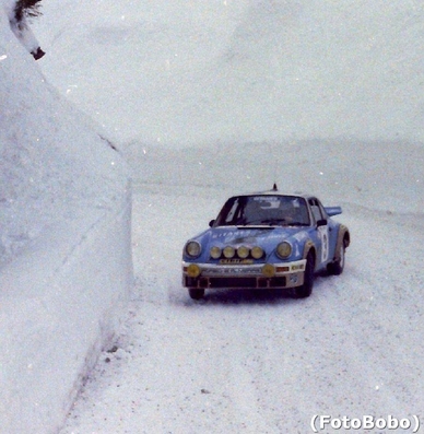 Jean-Pierre Nicolas - Vincent Laverne
46º Rallye Automobile de Monte-Carlo 1978. Porsche 911 Carrera RS 3.0 (8737 RG 34). Clasificado 1º.
Publimmo Racing

Del 21 al 27 de Enero, Monte-Carlo.
Superficie: asfalto - nieve.

El Rally tenia un total de 4600 km de los que 570 km divididos en 29 tramos eran especiales (5 de ellas fueron canceladas SS8 Col du Fanget de 10 Km, SS10 Serre Chevalier de 10 Km, SS11 Col du Lautaret de 15 Km, SS14 Saint Pierreville de 16 Km y SS15 Burzet de 44 Km).

Se inscribieron 231 equipos, tomaron la salida 216, finalizaron 129.

© Alberto Anam
@
Palabras clave: Porsche;Montecarlo;1978;Nieve