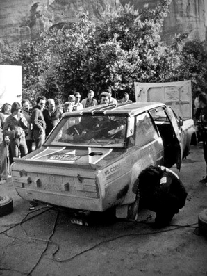 Asistencia en el 25º Acropolis Rally 1978
En el Fiat 131 Abarth (TO R88538) de Walter Röhrl - Christian Geistdörfer, clasificado 1º.

Del 29 de Mayo al 2 de Junio, Atenas, Grecia.
Superficie: tierra.

El Rally tenia un total de 2974.11 km de los que 772.10 km divididos en 54 tramos eran especiales, (2 de ellas fueron canceladas SS10 Kaloskopi de 22.30 Km y SS16 Aliakmon-Lake de 15.70 Km).

Se inscribieron 183 equipos, tomaron la salida 160, finalizaron 37.@
Palabras clave: Walter_Röhrl;Fiat;Abarth;Grecia;Acropolis;1978;Asistencias
