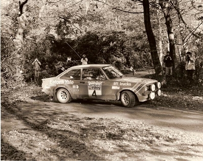 Hannu Mikkola - Arne Hertz
27º Lombard RAC Rally 1978. Ford Escort RS 1800 MKII (SJN 830R). Clasificado 1º.

Del 19 al 23 de Noviembre, Birmingham, Inglaterra.
Superficie: tierra.

El Rally tenia un total de 3160 km de los que 715.37 km divididos en 76 tramos eran especiales.

Se inscribieron 175 equipos, tomaron la salida 168, finalizaron 61.@
Palabras clave: ;Ford;Escort;MKII;Gran_Bretaña;1978;RAC_Rally;Inglaterra