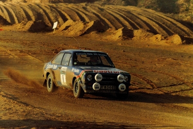 Bjorn Waldegard - Hans Thorszelius
27º Lombard RAC Rally 1978. Ford Escort RS1800 MKII (WTW 568S). Clasificado 2º.

Del 19 al 23 de Noviembre, Birmingham, Inglaterra.
Superficie: tierra.

El Rally tenia un total de 3160 km de los que 715.37 km divididos en 76 tramos eran especiales.

Se inscribieron 175 equipos, tomaron la salida 168, finalizaron 61.@
Palabras clave: ;Ford;Escort;MKII;Gran_Bretaña;1978;RAC_Rally;Inglaterra;MKII