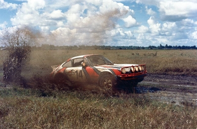 Vic Preston Jr. - John Lyall
26º Safari Rally 1978. Porsche 911 (S-DE 6393). Clasificado 2º.
Martini Racing

Del 23 al 27 de Marzo, Nairobi, Kenya, África.
Superficie: tierra.

El Rally tenia un total de 5016 Km con 75 controles horarios.

Tomaron la salida 72 equipos, finalizaron 13.@
Palabras clave: Porsche;Safari;1978