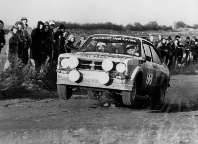 Russell Brookes - Derek Tucker
27º Lombard RAC Rally 1978. Ford Escort RS1800 MKII (UNY 956S). Clasificado 3º.

Del 19 al 23 de Noviembre, Birmingham, Inglaterra.
Superficie: tierra.

El Rally tenia un total de 3160 km de los que 715.37 km divididos en 76 tramos eran especiales.

Se inscribieron 175 equipos, tomaron la salida 168, finalizaron 61.@
Palabras clave: ;Ford;Escort;MKII;Gran_Bretaña;1978;RAC_Rally;MKII;Inglaterra