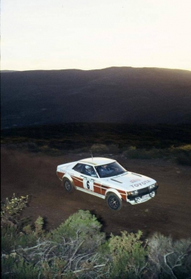 Ove Andersson - Henry Liddon
12º Rallye de Portugal Vinho do Porto 1978. Toyota Celica 2000 GT -RA21- (BYC 884). Clasificado 4º.

Del 19 al 23 de Abril, Estoril, Portugal.
Superficie: asfalto - tierra.

El Rally tenia un total de 2504 km de los que 627 km divididos en 46 tramos eran especiales.

Tomaron la salida 112 equipos, finalizaron 20.@
Palabras clave: Ove_Andersson;Toyota;Celica;Portugal;1978
