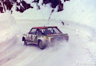 Bernard Darniche - Alain Mahé
46º Rallye Automobile de Monte-Carlo 1978. Fiat 131 Abarth (TO R19728). Clasificado 5º.

Del 21 al 27 de Enero, Monte-Carlo.
Superficie: asfalto - nieve.

El Rally tenia un total de 4600 km de los que 570 km divididos en 29 tramos eran especiales (5 de ellas fueron canceladas SS8 Col du Fanget de 10 Km, SS10 Serre Chevalier de 10 Km, SS11 Col du Lautaret de 15 Km, SS14 Saint Pierreville de 16 Km y SS15 Burzet de 44 Km).

Se inscribieron 231 equipos, tomaron la salida 216, finalizaron 129.

© Alberto Anam
@@
Palabras clave: ;Montecarlo;Fiat;Abarth;1978;nieve