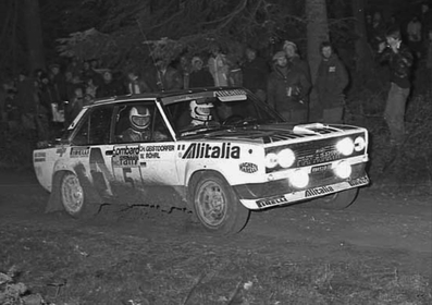 Walter Röhrl - Christian Geistdörfer
27º Lombard RAC Rally 1978. Fiat 131 Abarth (TO R88538). Clasificado 6º.

En esta prueba Christian iba sentado en la parte trasera del coche. Se buscaban soluciones para repartir peso hacia la parte trasera. Solución ingeniosa y eficaz, rápidamente prohibida por la FIA.

Del 19 al 23 de Noviembre, Birmingham, Inglaterra.
Superficie: tierra.

El Rally tenia un total de 3160 km de los que 715.37 km divididos en 76 tramos eran especiales.

Se inscribieron 175 equipos, tomaron la salida 168, finalizaron 61.@
Palabras clave: Fiat;Abarth;Gran_Bretaña;1978;detalles;Lombard_RAC_Rally