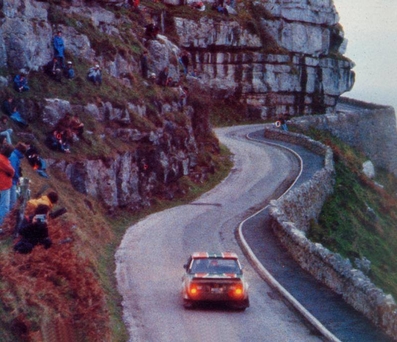 Walter Röhrl - Christian Geistdörfer
27º Lombard RAC Rally 1978. Fiat 131 Abarth (TO R88538). Clasificado 6º.

En esta prueba Christian iba sentado en la parte trasera del coche. Se buscaban soluciones para repartir peso hacia la parte trasera. Solución ingeniosa y eficaz, rápidamente prohibida por la FIA.

Del 19 al 23 de Noviembre, Birmingham, Inglaterra.
Superficie: tierra.

El Rally tenia un total de 3160 km de los que 715.37 km divididos en 76 tramos eran especiales.

Se inscribieron 175 equipos, tomaron la salida 168, finalizaron 61.@
Palabras clave: Walter_Röhrl;Fiat;Abarth;Gran_Bretaña;1978;detalles;Lombard_RAC_Rally