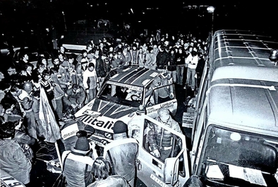 Asistencia del Equipo Alitalia Fiat en el 27º Lombard RAC Rally 1978
En el Fiat 131 Abarth (TO R88538) de Walter Röhrl - Christian Geistdörfer. Clasificado 3º.

Del 19 al 23 de Noviembre, Birmingham, Inglaterra.
Superficie: tierra.

El Rally tenia un total de 3160 km de los que 715.37 km divididos en 76 tramos eran especiales.

Se inscribieron 175 equipos, tomaron la salida 168, finalizaron 61.@
Palabras clave: Walter_Röhrl;Fiat;Abarth;Gran_Bretaña;Inglaterra;1978;Asistencias
