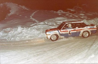 Jean-Claude Andruet -Michèle Espinos-Petit (Biche)
46º Rallye Automobile de Monte-Carlo 1978. Fiat 131 Abarth (TO R19729). Clasificado 6º.

Del 21 al 27 de Enero, Monte-Carlo.
Superficie: asfalto - nieve.

El Rally tenia un total de 4600 km de los que 570 km divididos en 29 tramos eran especiales (5 de ellas fueron canceladas SS8 Col du Fanget de 10 Km, SS10 Serre Chevalier de 10 Km, SS11 Col du Lautaret de 15 Km, SS14 Saint Pierreville de 16 Km y SS15 Burzet de 44 Km).

Se inscribieron 231 equipos, tomaron la salida 216, finalizaron 129.@
Palabras clave: Jean-Claude_Andruet;Michèle_Espinosi-Petit;Fiat;Abarth;Montecarlo;1978;nieve