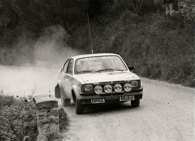 Federico Ormezzano - Rudy
11º Rallye dell'Isola d'Elba 1978. Opel Kadett GT/E (NA B79245). Clasificado 6º.

Del 4 al 6 de Mayo, Portoferraio, Toscana, Livorno, Italia.
Superficie: asfalto.

El Rallye constaba de 2 etapas y 38 tramos especiales.
Desconocemos cuantos kilómetros tenía tanto totales como cronometrados.

Tomaron la salida 149 equipos, finalizaron 51.@
Palabras clave: Federico_Ormezzano;Rudy;Elba;Opel;Kadett;GT/E;1978