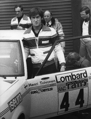 Henri Toivonen
27º Lombard RAC Rally 1978. Chrysler Sunbeam (AKU-424). Clasificado 9º.
Copiloto Juhani Korhonen.

Del 19 al 23 de Noviembre, Birmingham, Inglaterra.
Superficie: tierra.

El Rally tenia un total de 3160 km de los que 715.37 km divididos en 76 tramos eran especiales.

Se inscribieron 175 equipos, tomaron la salida 168, finalizaron 61.@
Palabras clave: Henri_Toivonen;Gran_Bretaña;Chrysler;Sunbeam;1978;Personajes;RAC_Rally;Inglaterra