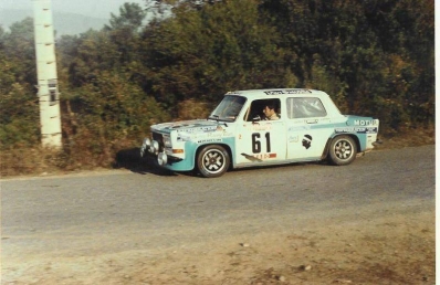 Gilbert Casanova - Jean-Yves Arrii
22º Tour de Corse 1978. Simca Rallye 2. Clasificado 20º.

Del 4 al 5 de Noviembre, Ajaccio, Francia.
Superficie: asfalto.

El Rally tenia un total de 1166 km de los que 533 km divididos en 10 tramos, eran especiales.

En esta edición hab­ian 4 tramos de casi 100 Km
SS3 Le Fango - St Sauveur de 85.80 Km
SS5 Moca - Abbazia de 99 Km
SS8 St Antoine - Pont St Lauren de 97.60 Km
SS9 Ponte Nuovo - Pianiccia de 88.20 Km

Tomaron la salida 116 equipos, finalizaron 37.

Palabras clave: Simca;Rallye;Corse;Corcega;1978