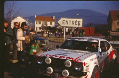 Klaus Fritzinger - Willi-Peter Pitz
46º Rallye Automobile de Monte-Carlo 1978. Toyota Corolla (KL-L 3). Clasificado 20º.

Del 21 al 27 de Enero, Monte-Carlo.
Superficie: asfalto - nieve.

El Rally tenia un total de 4600 km de los que 570 km divididos en 29 tramos eran especiales (5 de ellas fueron canceladas SS8 Col du Fanget de 10 Km, SS10 Serre Chevalier de 10 Km, SS11 Col du Lautaret de 15 Km, SS14 Saint Pierreville de 16 Km y SS15 Burzet de 44 Km).

Se inscribieron 231 equipos, tomaron la salida 216, finalizaron 129.@
Palabras clave: Toyota;Corolla;Montecarlo;1978