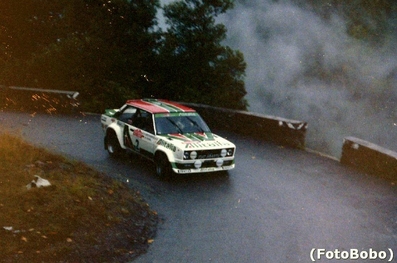 Walter Röhrl - Christian Geistdörfer
20º Rallye Sanremo 1978. Fiat 131 Abarth (TO R19731). Abandonó por accidente en SS37 Quazzo 2 de 12.00 Km.

Del 3 al 7 de Octubre, Sanremo, Liguria, Imperia, Italia.
Superficie: asfalto.

El Rally tenia un total de 1663.80 km de los que 893.80 km divididos en 56 tramos eran especiales, (1 fue cancelado, SS25 Santuario 1 de 7.30 km).

Se inscribieron 135 equipos, tomaron la salida 122, finalizaron 56.

© Alberto Anam
@
Palabras clave: Walter_Röhrl;Fiat;Abarth;Sanremo;1978