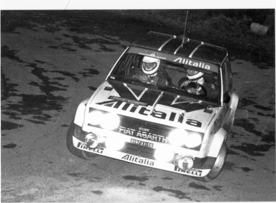 Walter Röhrl - Christian Geistdörfer
20º Rallye Sanremo 1978. Fiat 131 Abarth (TO R19731). Abandonó por accidente en SS37 Quazzo 2 de 12.00 Km.

Del 3 al 7 de Octubre, Sanremo, Liguria, Imperia, Italia.
Superficie: asfalto.

El Rally tenia un total de 1663.80 km de los que 893.80 km divididos en 56 tramos eran especiales, (1 fue cancelado, SS25 Santuario 1 de 7.30 km).

Se inscribieron 135 equipos, tomaron la salida 122, finalizaron 56.@
Palabras clave: Walter_Röhrl;Fiat;Abarth;Sanremo;1978