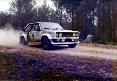 Walter Röhrl - Christian Geistdörfer
12º Rallye de Portugal Vinho do Porto 1978. Fiat 131 Abarth (TO R88538). Abandonó por el embrague en SS20 Cabreira de 27.00 km.

Del 19 al 23 de Abril, Estoril, Portugal.
Superficie: asfalto - tierra.

El Rally tenia un total de 2504 km de los que 627 km divididos en 46 tramos eran especiales.

Tomaron la salida 112 equipos, finalizaron 20.@
Palabras clave: Walter_Röhrl;Fiat;Abarth;Portugal;1978