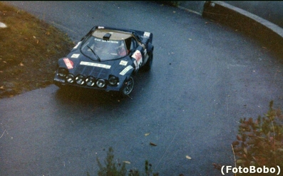 Anna Cambiaghi - Mariagrazia Vittadello
20º Rallye Sanremo 1978. Lancia Stratos HF. Abandonaron por motor en SS17 Carpasio 2 de 11.90 Km.

Del 3 al 7 de Octubre, Sanremo, Liguria, Imperia, Italia.
Superficie: asfalto.

El Rally tenia un total de 1663.80 km de los que 893.80 km divididos en 56 tramos eran especiales, (1 fue cancelado, SS25 Santuario 1 de 7.30 km).

Se inscribieron 135 equipos, tomaron la salida 122, finalizaron 56.

© Alberto Anam
@
Palabras clave: ;Lancia;Stratos;Sanremo;1978;Mujeres;Womens