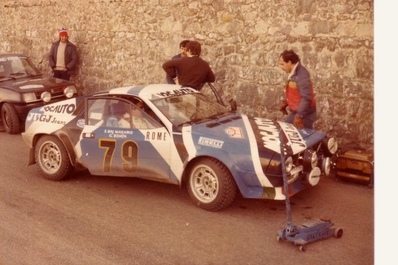 Giorgio Schoen - Emilio Macario Baj
46º Rallye Automobile de Monte-Carlo 1978. Lancia Beta Coupé (MI X55856). Abandonó.

Del 21 al 27 de Enero, Monte-Carlo.
Superficie: asfalto - nieve.

El Rally tenia un total de 4600 km de los que 570 km divididos en 29 tramos eran especiales (5 de ellas fueron canceladas SS8 Col du Fanget de 10 Km, SS10 Serre Chevalier de 10 Km, SS11 Col du Lautaret de 15 Km, SS14 Saint Pierreville de 16 Km y SS15 Burzet de 44 Km).

Se inscribieron 231 equipos, tomaron la salida 216, finalizaron 129.@
Palabras clave: Lancia;Beta;Montecarlo;1978;parque_cerrado