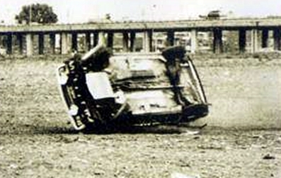 Carlo Cavicchi - Giulio Rancati
5º Critérium Molson du Québec 1978. Fiat 127. Abandonó por accidente en SS4 C. Robillard 4 de 2,20 Km.
Foto momento del accidente.

Del 13 al 17 de Septiembre, Montreal, Quebec, Canadá.
Superficie: tierra - asfalto.

El Rally tenia un total de 1427.85 Km de los que 533.70 Km divididos en 14 tramos eran especiales.

Se inscribieron 61 equipos, tomaron la salida 58, finalizaron 24.

Foto 1 de 4
@
Palabras clave: Fiat;Quebec;Canada;1978;Crash