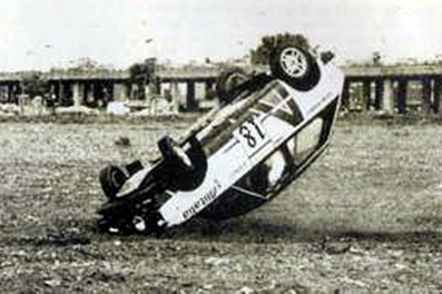 Carlo Cavicchi - Giulio Rancati
5º Critérium Molson du Québec 1978. Fiat 127. Abandonó por accidente en SS4 C. Robillard 4 de 2,20 Km.
Foto momento del accidente.

Del 13 al 17 de Septiembre, Montreal, Quebec, Canadá.
Superficie: tierra - asfalto.

El Rally tenia un total de 1427.85 Km de los que 533.70 Km divididos en 14 tramos eran especiales.

Se inscribieron 61 equipos, tomaron la salida 58, finalizaron 24.

Foto 2 de 4
@
Palabras clave: Fiat;Quebec;Canada;1978;Crash