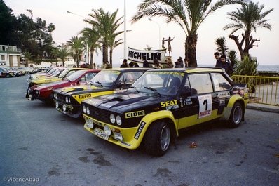 Parque Cerrado del 27º Rally Costa Brava 1979
En Lloret de Mar
En primera linea el Fiat 131 Abarth (B-2528-CV) de Antonio Zanini - Juan-Jose Petisco, clasificado 1º.

Del 16 al 18 de Febrero, Girona, Catalunya, España.
Suoerficie: asfalto - tierra.

Desconocemos de cuantos kilómetros tanto totales como cronometrados constaba la prueba.

Tomaron la salida 111 equipos, finalizaron 49.

© Vicenç Abad
@
Palabras clave: Antonio_Zanini;Juan-Jose_Petisco;Fiat;Abarth;Costa_Brava;1979;Parque_Cerrado