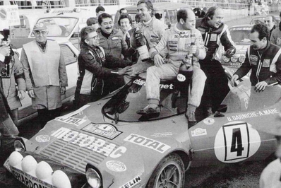 Bernard Darniche - Alain Mahé
47º Rallye Automobile de Monte-Carlo 1979. Lancia Stratos HF (TO R06880). Clasificado 1º.
Team Chardonnet

Del 20 al 26 de Enero, Monte-Carlo.
Superficie: asfalto - nieve.

El Rally tenia un total de 2554.00 km de los que 619.00 km divididos en 30 tramos eran especiales (1 de ellos fue cancelado SS13 St Barthelemy de 19 Km).

Se inscribieron 255 equipos, tomaron la salida 233, finalizaron 84.@
Palabras clave: Lancia;Stratos;Montecarlo;1979;Personajes