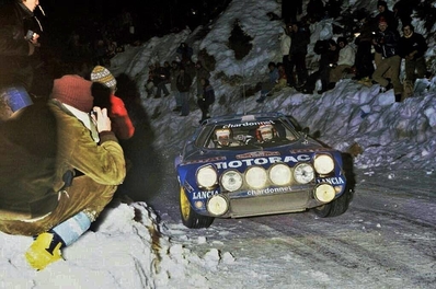 Bernard Darniche - Alain Mahé
47º Rallye Automobile de Monte-Carlo 1979. Lancia Stratos HF (TO R06880). Clasificado 1º.
Team Chardonnet

Del 20 al 26 de Enero, Monte-Carlo.
Superficie: asfalto - nieve.

El Rally tenia un total de 2554.00 km de los que 619.00 km divididos en 30 tramos eran especiales (1 de ellos fue cancelado SS13 St Barthelemy de 19 Km).

Se inscribieron 255 equipos, tomaron la salida 233, finalizaron 84.@
Palabras clave: Lancia;Stratos;Montecarlo;1979
