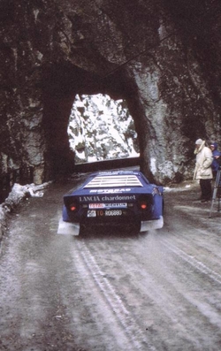 Bernard Darniche - Alain Mahé
47º Rallye Automobile de Monte-Carlo 1979. Lancia Stratos HF (TO R06880). Clasificado 1º.
Team Chardonnet

Del 20 al 26 de Enero, Monte-Carlo.
Superficie: asfalto - nieve.

El Rally tenia un total de 2554.00 km de los que 619.00 km divididos en 30 tramos eran especiales (1 de ellos fue cancelado SS13 St Barthelemy de 19 Km).

Se inscribieron 255 equipos, tomaron la salida 233, finalizaron 84.@
Palabras clave: Lancia;Stratos;Montecarlo;1979
